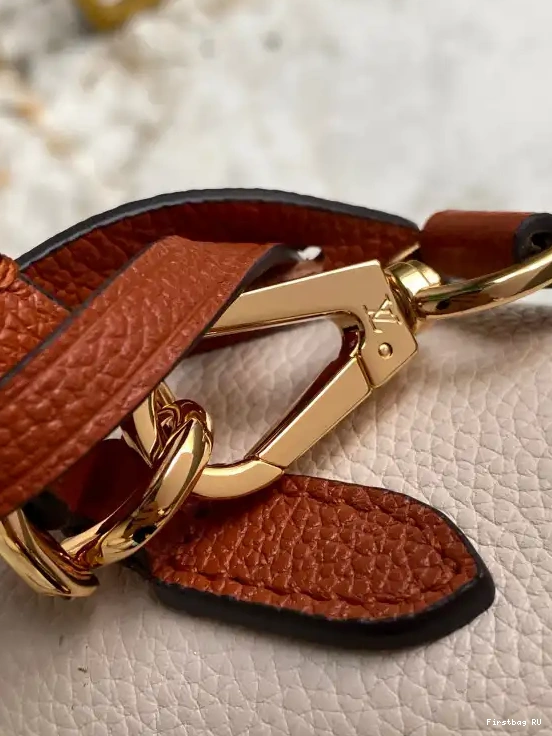 First bag ru VUITTON LOUIS BB LOCKME EVER 0524